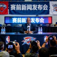 NBA球队主教练赛前新闻发布会现场照片